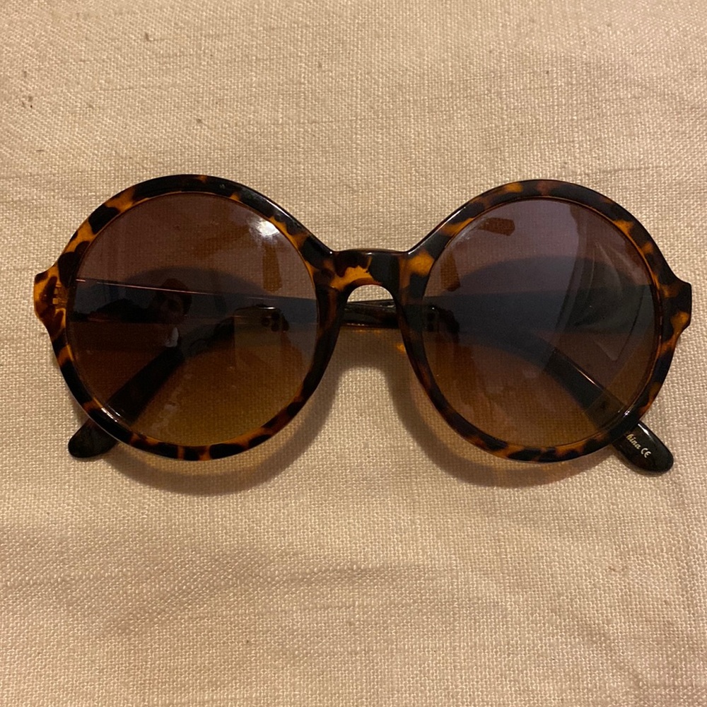 Betsey Johnson round sunglasses